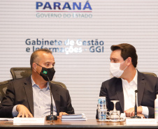O governador Carlos Massa Ratinho Junior se reuniu nesta quinta-feira (10) com o ministro do Desenvolvimento Regional, Rogério Marinho, e o secretário nacional de Proteção e Defesa Civil, Alexandre Lucas Alves, no Palácio Iguaçu, para discutir a evolução da crise hídrica e o financiamento de projetos para os próximos meses. Os coordenadores estaduais de Defesa Civil do Paraná, Santa Catarina e Rio Grande do Sul também participaram do encontro.
