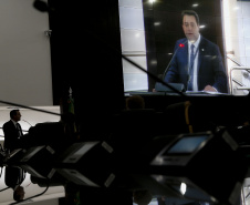 O Governador Carlos Massa Ratinho Junior recebeu, na noite desta terça-feira (10), o diploma e a Medalha de Distinção Judiciária, do Tribunal de Justiça do Paraná. A horaria foi entregue pelo atual presidente, desembargador Adalberto Jorge Xisto Pereira e pelo presidente eleito desembargador José Laurindo de Souza Netto, em uma sessão solene na sede do Tribunal. Foto: Jonathan Campos/AEN