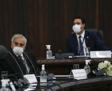 O Governador Carlos Massa Ratinho Junior recebeu, na noite desta terça-feira (10), o diploma e a Medalha de Distinção Judiciária, do Tribunal de Justiça do Paraná. A horaria foi entregue pelo atual presidente, desembargador Adalberto Jorge Xisto Pereira e pelo presidente eleito desembargador José Laurindo de Souza Netto, em uma sessão solene na sede do Tribunal. Foto: Jonathan Campos/AEN