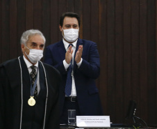 Durante a solenidade o desembargador Irajá Romeo Hilgenberg Prestes Mattar recebeu a Medalha de Excelência Judiciária, pelos seus 50 anos de exercícios da magistratura. O juiz é o único no País a atuar como magistrado por cinco décadas ininterrupta Foto: Jonathan Campos/AEN