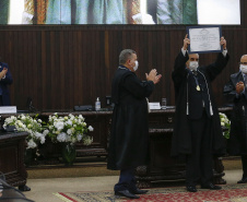 O Governador Carlos Massa Ratinho Junior recebeu, na noite desta terça-feira (10), o diploma e a Medalha de Distinção Judiciária, do Tribunal de Justiça do Paraná. A horaria foi entregue pelo atual presidente, desembargador Adalberto Jorge Xisto Pereira e pelo presidente eleito desembargador José Laurindo de Souza Netto, em uma sessão solene na sede do Tribunal. Foto: Jonathan Campos/AEN