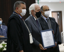 O Governador Carlos Massa Ratinho Junior recebeu, na noite desta terça-feira (10), o diploma e a Medalha de Distinção Judiciária, do Tribunal de Justiça do Paraná. A horaria foi entregue pelo atual presidente, desembargador Adalberto Jorge Xisto Pereira e pelo presidente eleito desembargador José Laurindo de Souza Netto, em uma sessão solene na sede do Tribunal. Foto: Jonathan Campos/AEN