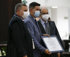O Governador Carlos Massa Ratinho Junior recebeu, na noite desta terça-feira (10), o diploma e a Medalha de Distinção Judiciária, do Tribunal de Justiça do Paraná. A horaria foi entregue pelo atual presidente, desembargador Adalberto Jorge Xisto Pereira e pelo presidente eleito desembargador José Laurindo de Souza Netto, em uma sessão solene na sede do Tribunal. Foto: Jonathan Campos/AEN
