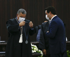 O Governador Carlos Massa Ratinho Junior recebeu, na noite desta terça-feira (10), o diploma e a Medalha de Distinção Judiciária, do Tribunal de Justiça do Paraná. A horaria foi entregue pelo atual presidente, desembargador Adalberto Jorge Xisto Pereira e pelo presidente eleito desembargador José Laurindo de Souza Netto, em uma sessão solene na sede do Tribunal. Foto: Jonathan Campos/AEN