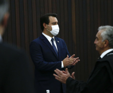 O Governador Carlos Massa Ratinho Junior recebeu, na noite desta terça-feira (10), o diploma e a Medalha de Distinção Judiciária, do Tribunal de Justiça do Paraná. A horaria foi entregue pelo atual presidente, desembargador Adalberto Jorge Xisto Pereira e pelo presidente eleito desembargador José Laurindo de Souza Netto, em uma sessão solene na sede do Tribunal. Foto: Jonathan Campos/AEN