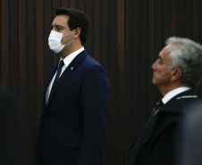 O Governador Carlos Massa Ratinho Junior recebeu, na noite desta terça-feira (10), o diploma e a Medalha de Distinção Judiciária, do Tribunal de Justiça do Paraná. A horaria foi entregue pelo atual presidente, desembargador Adalberto Jorge Xisto Pereira e pelo presidente eleito desembargador José Laurindo de Souza Netto, em uma sessão solene na sede do Tribunal. Foto: Jonathan Campos/AEN