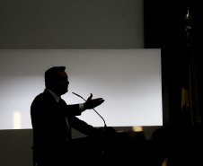 O Governador Carlos Massa Ratinho Junior recebeu, na noite desta terça-feira (10), o diploma e a Medalha de Distinção Judiciária, do Tribunal de Justiça do Paraná. A horaria foi entregue pelo atual presidente, desembargador Adalberto Jorge Xisto Pereira e pelo presidente eleito desembargador José Laurindo de Souza Netto, em uma sessão solene na sede do Tribunal. Foto: Jonathan Campos/AEN