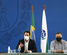 O governador Carlos Massa Ratinho Junior destacou nesta sexta-feira (11) que o Paraná está preparado para a campanha de vacinação contra o novo coronavírus assim que as vacinas forem aprovadas pelos órgãos reguladores. Ele também disse que a imunização respeitará o calendário nacional, que o Estado continua conversando com laboratórios e que tem R$ 200 milhões disponíveis para eventual aquisição, se necessário.Foto: Jonathan Campos/AEN