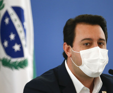 O governador Carlos Massa Ratinho Junior destacou nesta sexta-feira (11) que o Paraná está preparado para a campanha de vacinação contra o novo coronavírus assim que as vacinas forem aprovadas pelos órgãos reguladores. Ele também disse que a imunização respeitará o calendário nacional, que o Estado continua conversando com laboratórios e que tem R$ 200 milhões disponíveis para eventual aquisição, se necessário.Foto: Jonathan Campos/AEN