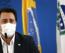 O governador Carlos Massa Ratinho Junior destacou nesta sexta-feira (11) que o Paraná está preparado para a campanha de vacinação contra o novo coronavírus assim que as vacinas forem aprovadas pelos órgãos reguladores. Ele também disse que a imunização respeitará o calendário nacional, que o Estado continua conversando com laboratórios e que tem R$ 200 milhões disponíveis para eventual aquisição, se necessário.Foto: Jonathan Campos/AEN