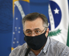 O governador Carlos Massa Ratinho Junior destacou nesta sexta-feira (11) que o Paraná está preparado para a campanha de vacinação contra o novo coronavírus assim que as vacinas forem aprovadas pelos órgãos reguladores. Ele também disse que a imunização respeitará o calendário nacional, que o Estado continua conversando com laboratórios e que tem R$ 200 milhões disponíveis para eventual aquisição, se necessário.Foto: Jonathan Campos/AEN