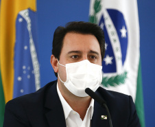 O governador Carlos Massa Ratinho Junior destacou nesta sexta-feira (11) que o Paraná está preparado para a campanha de vacinação contra o novo coronavírus assim que as vacinas forem aprovadas pelos órgãos reguladores. Ele também disse que a imunização respeitará o calendário nacional, que o Estado continua conversando com laboratórios e que tem R$ 200 milhões disponíveis para eventual aquisição, se necessário.Foto: Jonathan Campos/AEN