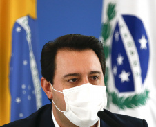 O governador Carlos Massa Ratinho Junior destacou nesta sexta-feira (11) que o Paraná está preparado para a campanha de vacinação contra o novo coronavírus assim que as vacinas forem aprovadas pelos órgãos reguladores. Ele também disse que a imunização respeitará o calendário nacional, que o Estado continua conversando com laboratórios e que tem R$ 200 milhões disponíveis para eventual aquisição, se necessário.Foto: Jonathan Campos/AEN