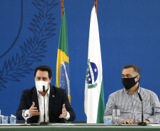 O governador Carlos Massa Ratinho Junior destacou nesta sexta-feira (11) que o Paraná está preparado para a campanha de vacinação contra o novo coronavírus assim que as vacinas forem aprovadas pelos órgãos reguladores. Ele também disse que a imunização respeitará o calendário nacional, que o Estado continua conversando com laboratórios e que tem R$ 200 milhões disponíveis para eventual aquisição, se necessário.Foto: Jonathan Campos/AEN