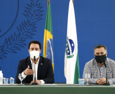 O governador Carlos Massa Ratinho Junior destacou nesta sexta-feira (11) que o Paraná está preparado para a campanha de vacinação contra o novo coronavírus assim que as vacinas forem aprovadas pelos órgãos reguladores. Ele também disse que a imunização respeitará o calendário nacional, que o Estado continua conversando com laboratórios e que tem R$ 200 milhões disponíveis para eventual aquisição, se necessário.Foto: Jonathan Campos/AEN