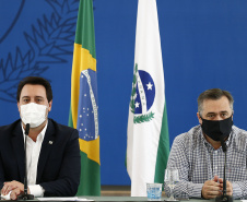 O governador Carlos Massa Ratinho Junior destacou nesta sexta-feira (11) que o Paraná está preparado para a campanha de vacinação contra o novo coronavírus assim que as vacinas forem aprovadas pelos órgãos reguladores. Ele também disse que a imunização respeitará o calendário nacional, que o Estado continua conversando com laboratórios e que tem R$ 200 milhões disponíveis para eventual aquisição, se necessário.Foto: Jonathan Campos/AEN
