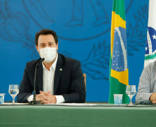 O governador Carlos Massa Ratinho Junior destacou nesta sexta-feira (11) que o Paraná está preparado para a campanha de vacinação contra o novo coronavírus assim que as vacinas forem aprovadas pelos órgãos reguladores. Ele também disse que a imunização respeitará o calendário nacional, que o Estado continua conversando com laboratórios e que tem R$ 200 milhões disponíveis para eventual aquisição, se necessário.