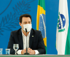 O governador Carlos Massa Ratinho Junior destacou nesta sexta-feira (11) que o Paraná está preparado para a campanha de vacinação contra o novo coronavírus assim que as vacinas forem aprovadas pelos órgãos reguladores. Ele também disse que a imunização respeitará o calendário nacional, que o Estado continua conversando com laboratórios e que tem R$ 200 milhões disponíveis para eventual aquisição, se necessário.