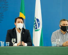 O governador Carlos Massa Ratinho Junior destacou nesta sexta-feira (11) que o Paraná está preparado para a campanha de vacinação contra o novo coronavírus assim que as vacinas forem aprovadas pelos órgãos reguladores. Ele também disse que a imunização respeitará o calendário nacional, que o Estado continua conversando com laboratórios e que tem R$ 200 milhões disponíveis para eventual aquisição, se necessário.