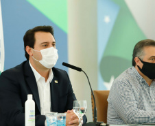 O governador Carlos Massa Ratinho Junior destacou nesta sexta-feira (11) que o Paraná está preparado para a campanha de vacinação contra o novo coronavírus assim que as vacinas forem aprovadas pelos órgãos reguladores. Ele também disse que a imunização respeitará o calendário nacional, que o Estado continua conversando com laboratórios e que tem R$ 200 milhões disponíveis para eventual aquisição, se necessário.