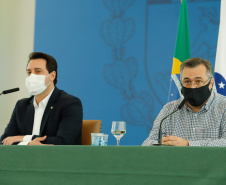 O governador Carlos Massa Ratinho Junior destacou nesta sexta-feira (11) que o Paraná está preparado para a campanha de vacinação contra o novo coronavírus assim que as vacinas forem aprovadas pelos órgãos reguladores. Ele também disse que a imunização respeitará o calendário nacional, que o Estado continua conversando com laboratórios e que tem R$ 200 milhões disponíveis para eventual aquisição, se necessário.