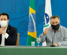 O governador Carlos Massa Ratinho Junior destacou nesta sexta-feira (11) que o Paraná está preparado para a campanha de vacinação contra o novo coronavírus assim que as vacinas forem aprovadas pelos órgãos reguladores. Ele também disse que a imunização respeitará o calendário nacional, que o Estado continua conversando com laboratórios e que tem R$ 200 milhões disponíveis para eventual aquisição, se necessário.