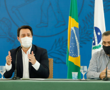 O governador Carlos Massa Ratinho Junior destacou nesta sexta-feira (11) que o Paraná está preparado para a campanha de vacinação contra o novo coronavírus assim que as vacinas forem aprovadas pelos órgãos reguladores. Ele também disse que a imunização respeitará o calendário nacional, que o Estado continua conversando com laboratórios e que tem R$ 200 milhões disponíveis para eventual aquisição, se necessário.