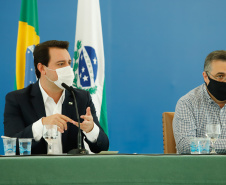 O governador Carlos Massa Ratinho Junior destacou nesta sexta-feira (11) que o Paraná está preparado para a campanha de vacinação contra o novo coronavírus assim que as vacinas forem aprovadas pelos órgãos reguladores. Ele também disse que a imunização respeitará o calendário nacional, que o Estado continua conversando com laboratórios e que tem R$ 200 milhões disponíveis para eventual aquisição, se necessário.