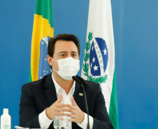 O governador Carlos Massa Ratinho Junior destacou nesta sexta-feira (11) que o Paraná está preparado para a campanha de vacinação contra o novo coronavírus assim que as vacinas forem aprovadas pelos órgãos reguladores. Ele também disse que a imunização respeitará o calendário nacional, que o Estado continua conversando com laboratórios e que tem R$ 200 milhões disponíveis para eventual aquisição, se necessário.