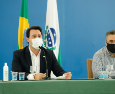 O governador Carlos Massa Ratinho Junior destacou nesta sexta-feira (11) que o Paraná está preparado para a campanha de vacinação contra o novo coronavírus assim que as vacinas forem aprovadas pelos órgãos reguladores. Ele também disse que a imunização respeitará o calendário nacional, que o Estado continua conversando com laboratórios e que tem R$ 200 milhões disponíveis para eventual aquisição, se necessário.