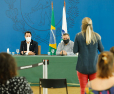 O governador Carlos Massa Ratinho Junior destacou nesta sexta-feira (11) que o Paraná está preparado para a campanha de vacinação contra o novo coronavírus assim que as vacinas forem aprovadas pelos órgãos reguladores. Ele também disse que a imunização respeitará o calendário nacional, que o Estado continua conversando com laboratórios e que tem R$ 200 milhões disponíveis para eventual aquisição, se necessário.