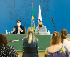 O governador Carlos Massa Ratinho Junior destacou nesta sexta-feira (11) que o Paraná está preparado para a campanha de vacinação contra o novo coronavírus assim que as vacinas forem aprovadas pelos órgãos reguladores. Ele também disse que a imunização respeitará o calendário nacional, que o Estado continua conversando com laboratórios e que tem R$ 200 milhões disponíveis para eventual aquisição, se necessário.