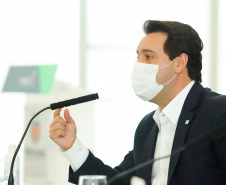 O governador Carlos Massa Ratinho Junior destacou nesta sexta-feira (11) que o Paraná está preparado para a campanha de vacinação contra o novo coronavírus assim que as vacinas forem aprovadas pelos órgãos reguladores. Ele também disse que a imunização respeitará o calendário nacional, que o Estado continua conversando com laboratórios e que tem R$ 200 milhões disponíveis para eventual aquisição, se necessário.
