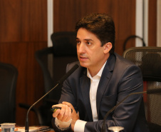 O governador Carlos Massa Ratinho Junior participa  nesta segunda-feira (14)  de videoconferencia com secretarios e empresarios  sobre o Plano Estadual de Retomada e Desenvolvimento Economico, no Palacio Iguacu. Na foto, secretário de Estado do Planejamento e Projetos Estruturantes, Valdemar Bernardo Jorge Curitiba, 14/11/2020. Foto: Geraldo Bubniak/AEN