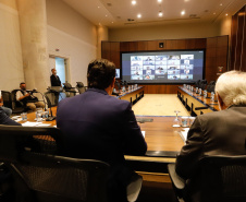 O governador Carlos Massa Ratinho Junior participa  nesta segunda-feira (14)  de videoconferencia com secretarios e empresarios  sobre o Plano Estadual de Retomada e Desenvolvimento Economico, no Palacio Iguacu. 
Curitiba, 14/11/2020. Foto: Rodrigo Felix/AEN