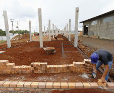 Santa Tereza do Oeste, município com pouco mais de 10 mil habitantes, terá, a seu próprio modo, um pequeno shopping. A solução tem nome mais burocrático, barracão comercial, mas o projeto não é nada simples. A ideia é que ele seja um espaço de convívio das famílias num complexo que contará com um centro cultural e, futuramente, será a “porta de entrada” de um passeio sobre o Parque Nacional do Iguaçu, que margeia a cidade. Foto: Jonathan Campos/ AEN