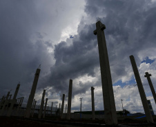 Santa Tereza do Oeste, município com pouco mais de 10 mil habitantes, terá, a seu próprio modo, um pequeno shopping. A solução tem nome mais burocrático, barracão comercial, mas o projeto não é nada simples. A ideia é que ele seja um espaço de convívio das famílias num complexo que contará com um centro cultural e, futuramente, será a “porta de entrada” de um passeio sobre o Parque Nacional do Iguaçu, que margeia a cidade. Foto: Jonathan Campos/ AEN