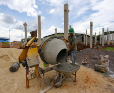 Santa Tereza do Oeste, município com pouco mais de 10 mil habitantes, terá, a seu próprio modo, um pequeno shopping. A solução tem nome mais burocrático, barracão comercial, mas o projeto não é nada simples. A ideia é que ele seja um espaço de convívio das famílias num complexo que contará com um centro cultural e, futuramente, será a “porta de entrada” de um passeio sobre o Parque Nacional do Iguaçu, que margeia a cidade. Foto: Jonathan Campos/ AEN