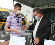 O governador Carlos Massa Ratinho Junior realiza  nesta terca-feira (15), a entrega 45  Ônibus Rural Escolar   acompanhado do ministro da Educação, Milton Ribeiro e do secretario de Educacao Renato Feder. Curitiba, 15/11/2020. Foto: Geraldo Bubniak/AEN