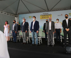 O governador Carlos Massa Ratinho Junior realiza  nesta terca-feira (15), a entrega 45  Ônibus Rural Escolar   acompanhado do ministro da Educação, Milton Ribeiro e do secretario de Educacao Renato Feder. Curitiba, 15/11/2020. Foto: Geraldo Bubniak/AEN