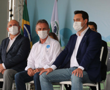 O governador Carlos Massa Ratinho Junior realiza  nesta terca-feira (15), a entrega 45  Ônibus Rural Escolar   acompanhado do ministro da Educação, Milton Ribeiro e do secretario de Educacao Renato Feder. Curitiba, 15/11/2020. Foto: Geraldo Bubniak/AEN