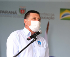 O governador Carlos Massa Ratinho Junior realiza  nesta terca-feira (15), a entrega 45  Ônibus Rural Escolar   acompanhado do ministro da Educação, Milton Ribeiro e do secretario de Educacao Renato Feder. Na foto representando os prefeitos fala o prefeito de Guapirama, Pedro de Oliveira .Curitiba, 15/11/2020. Foto: Geraldo Bubniak/AEN