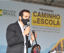 O governador Carlos Massa Ratinho Junior realiza  nesta terca-feira (15), a entrega 45  Ônibus Rural Escolar   acompanhado do ministro da Educação, Milton Ribeiro e do secretario de Educacao Renato Feder. Curitiba, 15/11/2020. Foto: Geraldo Bubniak/AEN