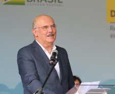 O governador Carlos Massa Ratinho Junior realiza  nesta terca-feira (15), a entrega 45  Ônibus Rural Escolar   acompanhado do ministro da Educação, Milton Ribeiro e do secretario de Educacao Renato Feder. Curitiba, 15/11/2020. Foto: Geraldo Bubniak/AEN
