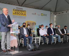 O governador Carlos Massa Ratinho Junior realiza  nesta terca-feira (15), a entrega 45  Ônibus Rural Escolar   acompanhado do ministro da Educação, Milton Ribeiro e do secretario de Educacao Renato Feder. Curitiba, 15/11/2020. Foto: Geraldo Bubniak/AEN