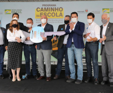 O governador Carlos Massa Ratinho Junior realiza  nesta terca-feira (15), a entrega 45  Ônibus Rural Escolar   acompanhado do ministro da Educação, Milton Ribeiro e do secretario de Educacao Renato Feder. Curitiba, 15/11/2020. Foto: Geraldo Bubniak/AEN