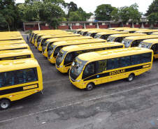 O governador Carlos Massa Ratinho Junior realiza  nesta terca-feira (15), a entrega 45  Ônibus Rural Escolar   acompanhado do ministro da Educação, Milton Ribeiro e do secretario de Educacao Renato Feder. Curitiba, 15/11/2020. Foto: Geraldo Bubniak/AEN