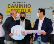 O governador Carlos Massa Ratinho Junior entregou 45 ônibus escolares para serem usados prioritariamente por estudantes residentes em áreas rurais e ribeirinhas do Paraná