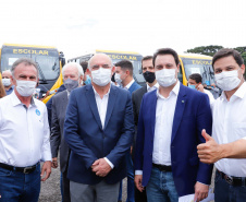 O governador Carlos Massa Ratinho Junior entregou 45 ônibus escolares para serem usados prioritariamente por estudantes residentes em áreas rurais e ribeirinhas do Paraná. A entrega foi nesta terça-feira (15). O objetivo é renovar, ampliar a padronizar a frota de veículos escolares da Rede Pública de Ensino. Adaptados com tração nas quatro rodas e acessibilidade para os portadores de algum tipo de deficiência, os veículos vão atender 39 municípios, de diferentes regiões, nesta primeira fase.