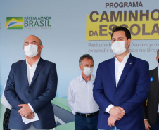 O governador Carlos Massa Ratinho Junior entregou 45 ônibus escolares para serem usados prioritariamente por estudantes residentes em áreas rurais e ribeirinhas do Paraná. A entrega foi nesta terça-feira (15). O objetivo é renovar, ampliar a padronizar a frota de veículos escolares da Rede Pública de Ensino. Adaptados com tração nas quatro rodas e acessibilidade para os portadores de algum tipo de deficiência, os veículos vão atender 39 municípios, de diferentes regiões, nesta primeira fase.